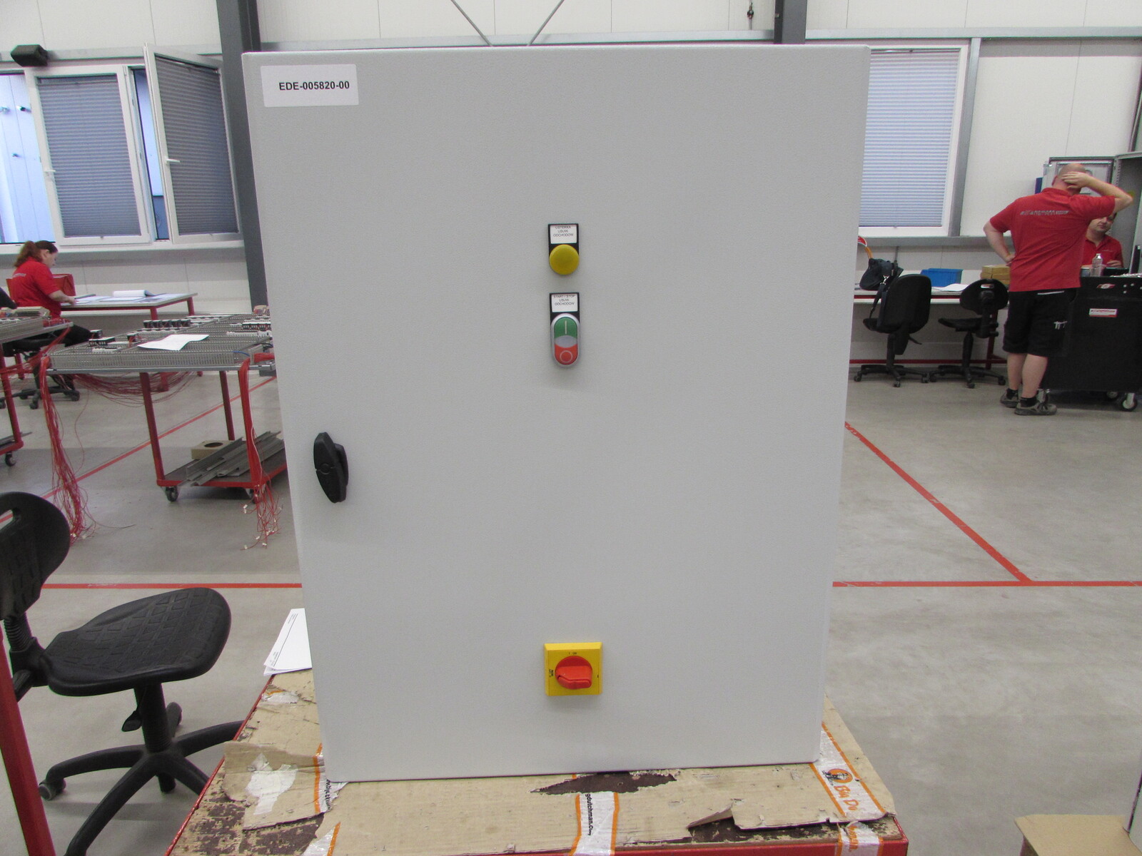 Control cab. elev- and cross manure coneyors